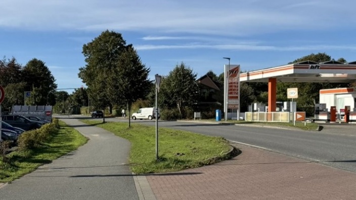 Überbreiteter Gehweg an der Kreisstraße (2,50m - 2,90m)